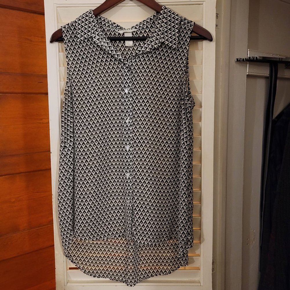 H&M Black & White Minimalist Triangle Pattern Top